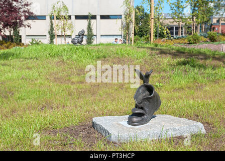 LAPPEENRANTA, FINLANDE - le 8 août 2016 : oiseau au démarrage. Petites sculptures près de bibliothèque de la ville Banque D'Images