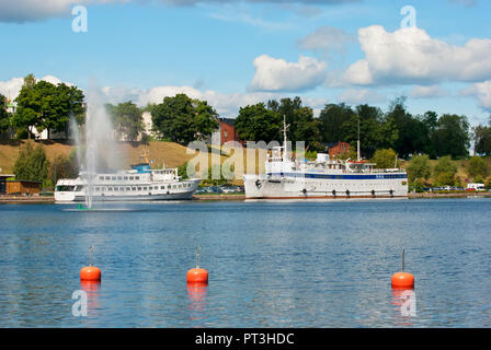 LAPPEENRANTA, FINLANDE - le 8 août 2016 : paysage estival avec bateaux blancs à Lappeenranta Harbour sur le lac Saimaa. Banque D'Images