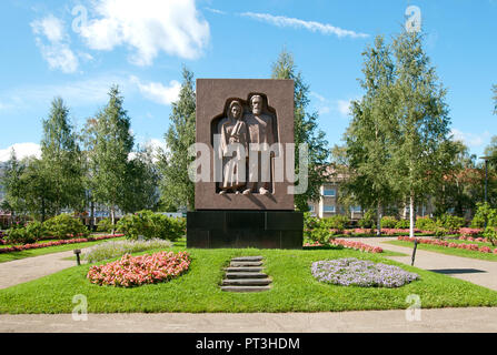 LAPPEENRANTA, FINLANDE - le 8 août 2016 : War Memorial Cemetery. La douleur et la foi en l'avenir Monument avec les parents des héros. Banque D'Images