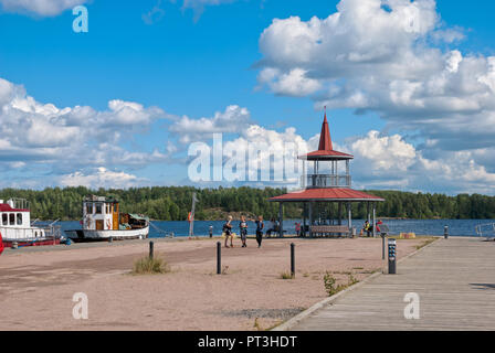 LAPPEENRANTA, FINLANDE - le 8 août 2016 : les enfants et les adultes près de pavilion sur la petite jetée avec des yachts et bateaux à côté du lac Saimaa Banque D'Images