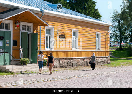 LAPPEENRANTA, FINLANDE - le 8 août 2016 : personnes près de Cafe dans Willmanstrand Majurska dernière forteresse territoire. House a été construite au milieu du 18e Banque D'Images