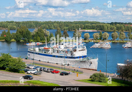 LAPPEENRANTA, FINLANDE - le 8 août 2016 : l'été paysage avec bateau blanc à Lappeenranta Harbour sur le lac Saimaa. Vue depuis la forteresse Linnoitus Banque D'Images