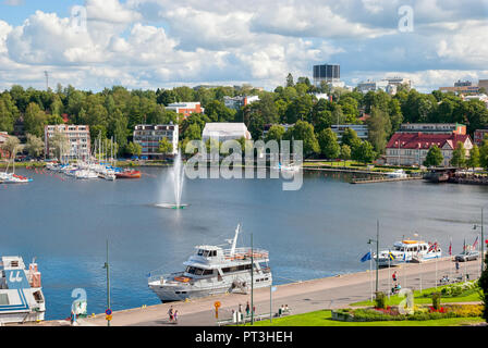 LAPPEENRANTA, FINLANDE - le 8 août 2016 : paysage estival avec fontaine et bateaux à Lappeenranta Harbour sur le lac Saimaa. Banque D'Images