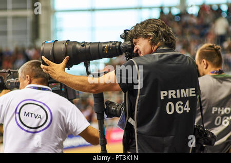 Photographe de presse photographiant le circuit à l'aide d'un téléobjectif Nikon lors de championnats d'Europe à Glasgow en 2018. Banque D'Images