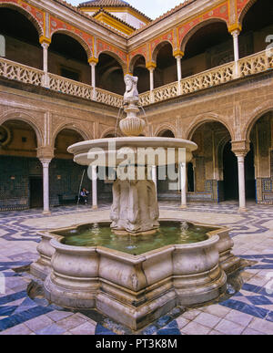 La Casa de Pilatos Palace (16e siècle), cour intérieure avec fontaine de dieu romain Janus Bifrons, Séville, Andalousie, Espagne, Europe Banque D'Images