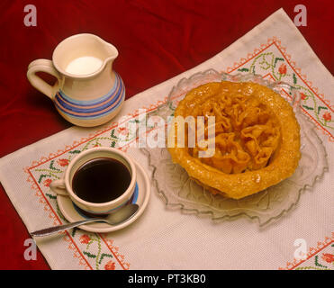 Snack avec gâteau typique appelé 'Rosas de Villamanrique'. Villamanrique de la Condesa (province de Séville). Région de l'Andalousie. L'Espagne. L'Europe. Banque D'Images