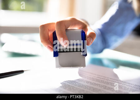 Close-up of a woman's Hand piétinement sur le formulaire de contrat approuvé Banque D'Images