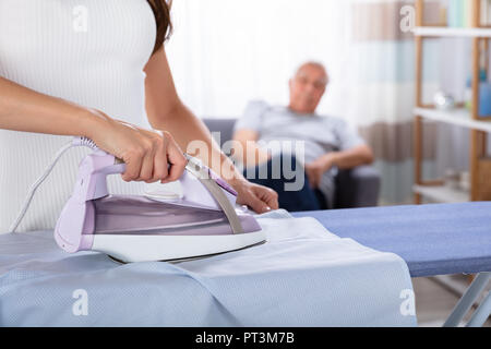 Close-up of a Woman Ironing Clothes Banque D'Images