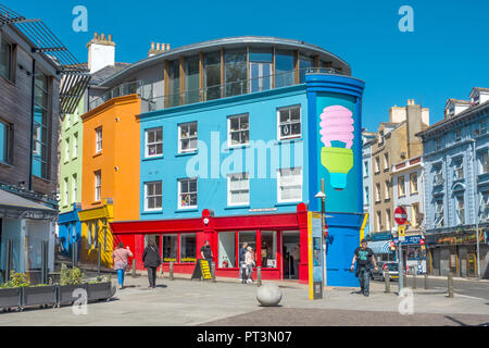 L'ancien High Street,trimestre,Folkestone Kent,ANGLETERRE Le trimestre créatif est devenu la maison pour une collection dynamique d'artistes et cre Banque D'Images