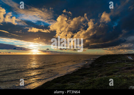 Coucher de soleil nuageux à Perth sur la côte ouest de l'Australie Banque D'Images