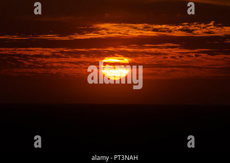 Coucher de soleil rouge sur l'océan Indien à Perth en Australie occidentale Banque D'Images