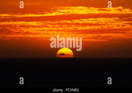 Coucher du soleil doré sur l'horizon sur l'Océan Indien à Perth en Australie occidentale Banque D'Images