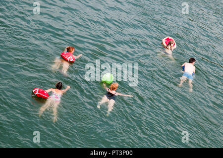 La natation dans le Rhin (Rhein) à Bâle, Suisse Banque D'Images