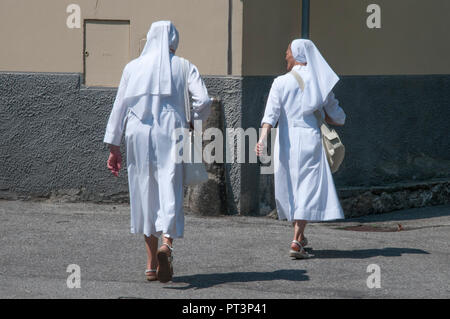 Deux religieuses catholiques marche à travers Domodossola, Piémont, Italie Banque D'Images