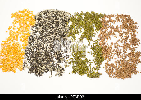 Collection de diverses graines green mung dal, pois cassés jaunes, split, lentilles noir pois du pigeon. Isolé sur fond blanc. Banque D'Images