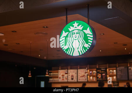 Bangkok, Thaïlande - 11 août 2018 : le logo de Starbucks en face de la boutique. Banque D'Images