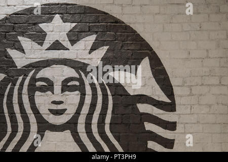 Bangkok, Thaïlande - 11 août 2018 : le logo de Starbucks coffee sur le mur en face de la boutique. Banque D'Images