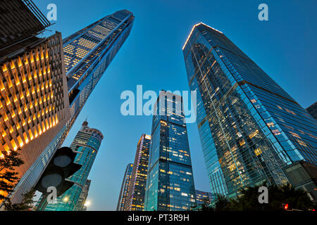 Les bâtiments de grande hauteur dans la région de Futian Central Business District (CBD) allumé au crépuscule. Shenzhen, province de Guangdong, en Chine. Banque D'Images