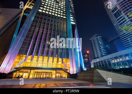 Partie de la base de Ping An International Finance Center, un gratte-ciel de 599 mètres de haut Futian CDB, illuminé la nuit. Shenzhen, Guangdong, Chine. Banque D'Images