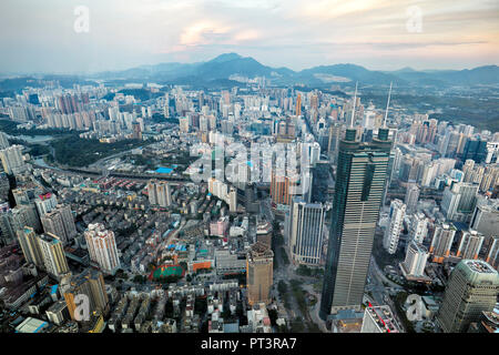 Vue aérienne de la ville depuis le sommet du gratte-ciel KK100 (Kingkey 100). District de Luohu, Shenzhen, province de Guangdong, Chine.