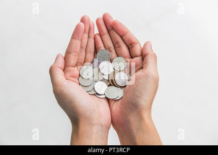 Yen japonais pièces dans woman on white background Banque D'Images