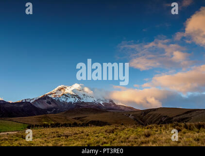 Volcan Chimborazo au coucher du soleil, l'Equateur, province de Chimborazo Banque D'Images