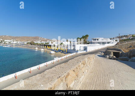 La plage d'Ornos et village - île de Mykonos - Grèce - mer Egéé Banque D'Images