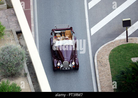 Monte-Carlo, Monaco - 5 octobre 2018 : Vue aérienne d'une Vintage Morgan Plus 4 Classic British voiture sport décapotable (Vue de dessus) La conduite sur le Bouleva Banque D'Images