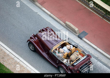 Monte-Carlo, Monaco - 5 octobre 2018 : Vue aérienne d'une Vintage Morgan Plus 4 Classic British voiture sport décapotable (Vue de dessus) La conduite sur le Bouleva Banque D'Images