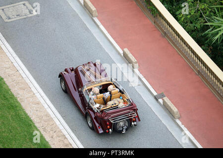 Monte-Carlo, Monaco - 5 octobre 2018 : Vue aérienne d'une Vintage Morgan Plus 4 Classic British voiture sport décapotable (Vue de dessus) La conduite sur le Bouleva Banque D'Images