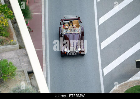 Monte-Carlo, Monaco - 5 octobre 2018 : Vue aérienne d'une Vintage Morgan Plus 4 Classic British voiture sport décapotable (Vue de dessus) La conduite sur le Bouleva Banque D'Images