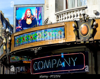 'Entreprise' (Stephen Sondheim) de musique à l'Apollo Theatre, Shaftesbury Avenue, London, England, UK. Octobre 2018. Avec Rosalie Craig et Patti L Banque D'Images