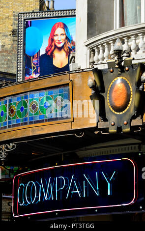 'Entreprise' (Stephen Sondheim) de musique à l'Apollo Theatre, Shaftesbury Avenue, London, England, UK. Octobre 2018. Avec Rosalie Craig et Patti L Banque D'Images