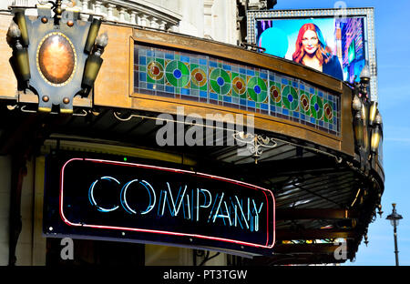 'Entreprise' (Stephen Sondheim) de musique à l'Apollo Theatre, Shaftesbury Avenue, London, England, UK. Octobre 2018. Avec Rosalie Craig et Patti L Banque D'Images