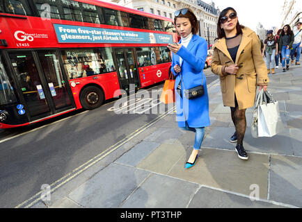 Japanese woman shopping dans Regent Street, Londres, Angleterre, Royaume-Uni. Banque D'Images