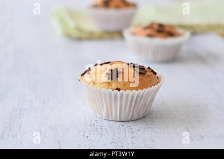 Délicieux muffins sucrés à la vanille chocolat de Pentecôte à white background Banque D'Images