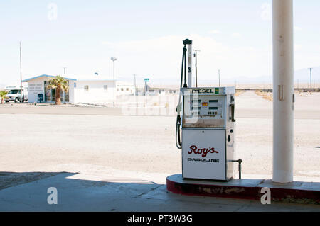 Amboy, USA - août 2014. Pompe à gaz Vintage au Roy's station d'essence. Banque D'Images