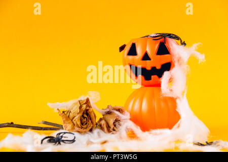 Halloween Jack o Lantern avec rose séché sur fond jaune,concept Halloween Banque D'Images