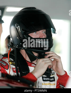 Le pilote de NASCAR Nextel Cup de Dale Earnhardt Jr. se prépare à une séance de test à l'Homestead-Miami Speedway, à Homestead, Floride, le 9 novembre 2005. Banque D'Images