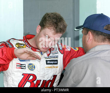 Le pilote de NASCAR Nextel Cup de Dale Earnhardt Jr. se prépare à une séance de test à l'Homestead-Miami Speedway, à Homestead, Floride, le 9 novembre 2005. Banque D'Images