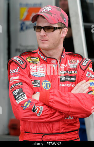 Dale Earnhardt Jr attend que la pratique, dans la zone de garage à l'Homestead-Miami Speedway, à Homestead, Floride, le 18 novembre 2005. Banque D'Images