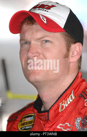 Dale Earnhardt Jr attend que sa qualification de Nextel Cup run dans la zone de garage à Homestead-Miami Speedway à Homestead, Floride le 17 novembre 2006. Banque D'Images