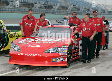 Dale Earnhardt Jr a poussé sa voiture à la ligne pour sa qualification pour la course NASCAR Nextel Cup Ford 400 à Homestead-Miami Speedway à Homestead, Floride le 17 novembre 2006. Banque D'Images