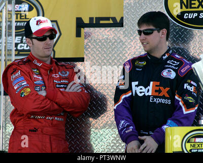 Dale Earnhardt Jr(l) et Denny Hamlin sont introduites au cours de l'introduction du pilote avant la Nextel Cup Ford 400 à Homestead-Miami Speedway à Homestead, Floride le 19 novembre 2006. Banque D'Images