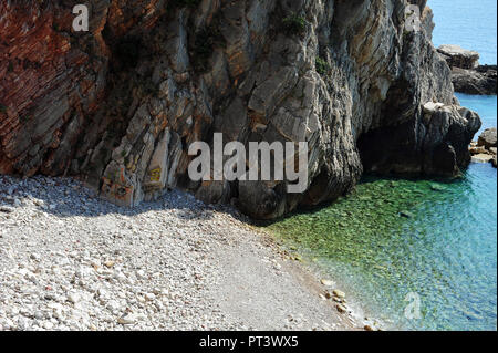 Côté falaise de roches avec de la végétation près de l'océan adriatique au Monténégro. Qs de la montagne. Banque D'Images