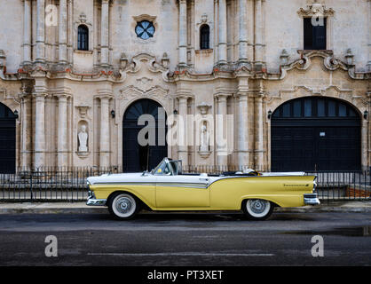 La HAVANE, CUBA - CIRCA MAI 2017 : Classic Ford Fairline voiture garée dans les rues de La Havane. Banque D'Images