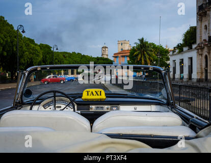 La HAVANE, CUBA - CIRCA MAI 2017 : Planche de bord de la Ford Classic Fairline voiture garée dans les rues de La Havane. Banque D'Images