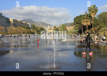 NICE, FRANCE - 22 avril 2017 : jeux d'eau et la réflexion sur promenade du paillon à Nice, France Banque D'Images