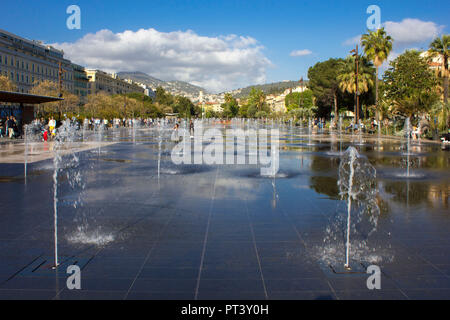 NICE, FRANCE - 22 avril 2017 : Promenade du Paillon à Nice, de l'eau réflexions sur le sol et peu de gens autour de Banque D'Images