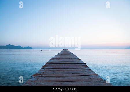 Europa Spanien Nord Mallorca Playa de Muro, langer Holzsteg in der Bucht von Alcudia bei Sonnenaufgang